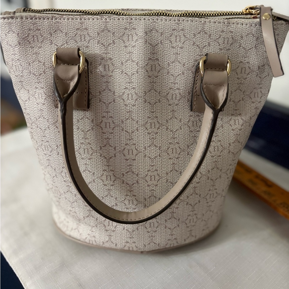 Nanette Lepore Almond logo vegan leather bucket bag - Picture 4 of 9